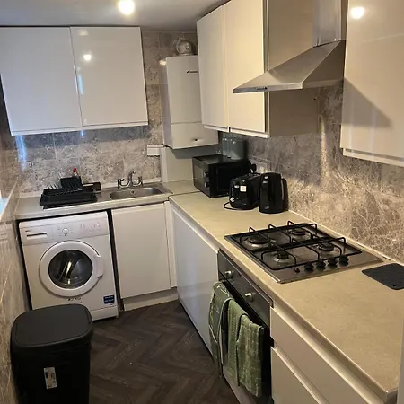 5 Bedroom House Bills Inc Leeds (West Yorkshire)