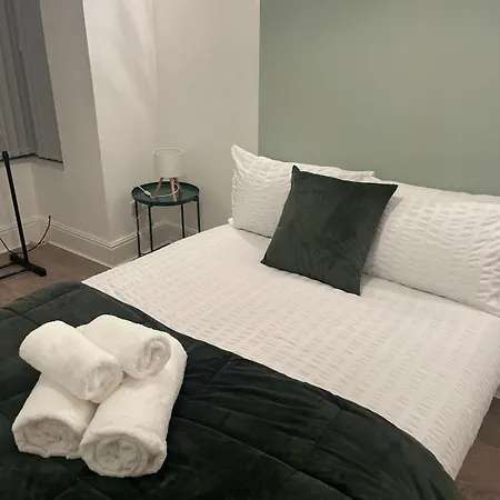 5 Bedroom House Bills Inc Leeds (West Yorkshire)